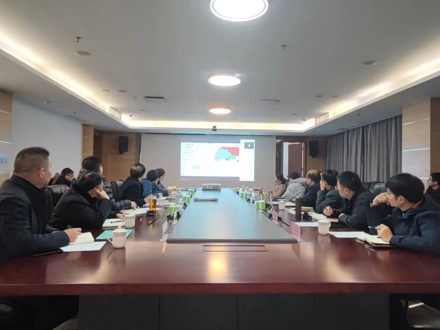 集團(tuán)召開黃海新區(qū)濱海片區(qū)供熱管道、公共2.jpg