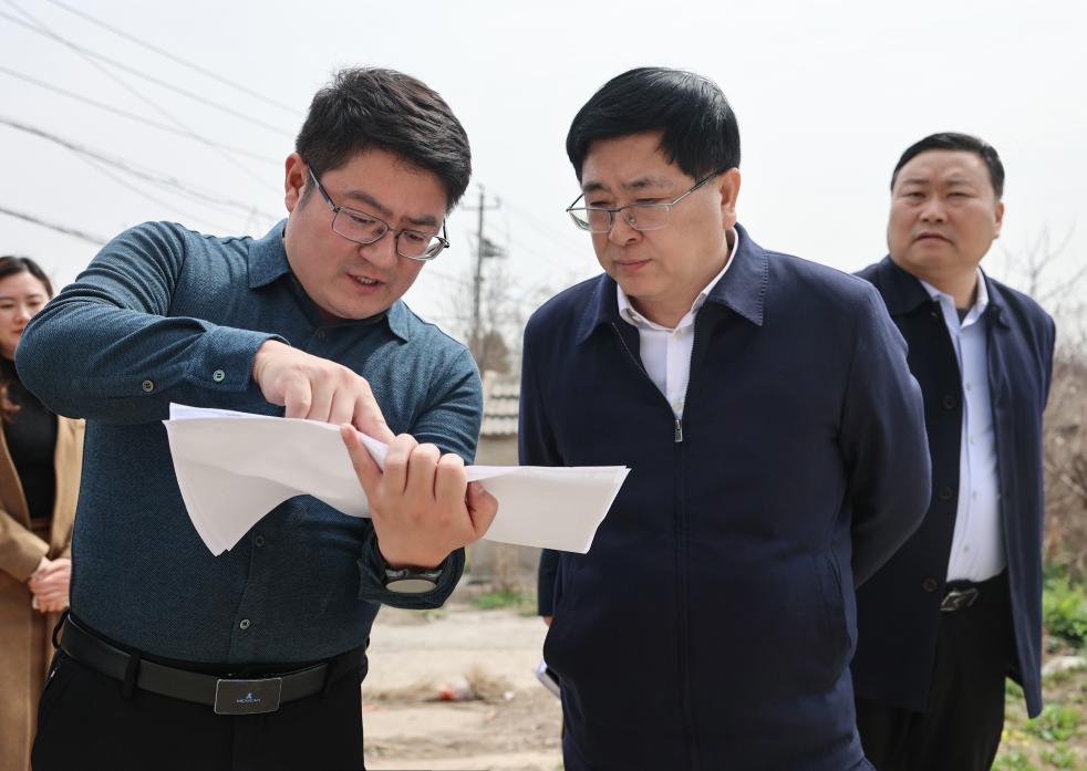 楊亞成檢查指導重點項目建設.jpg