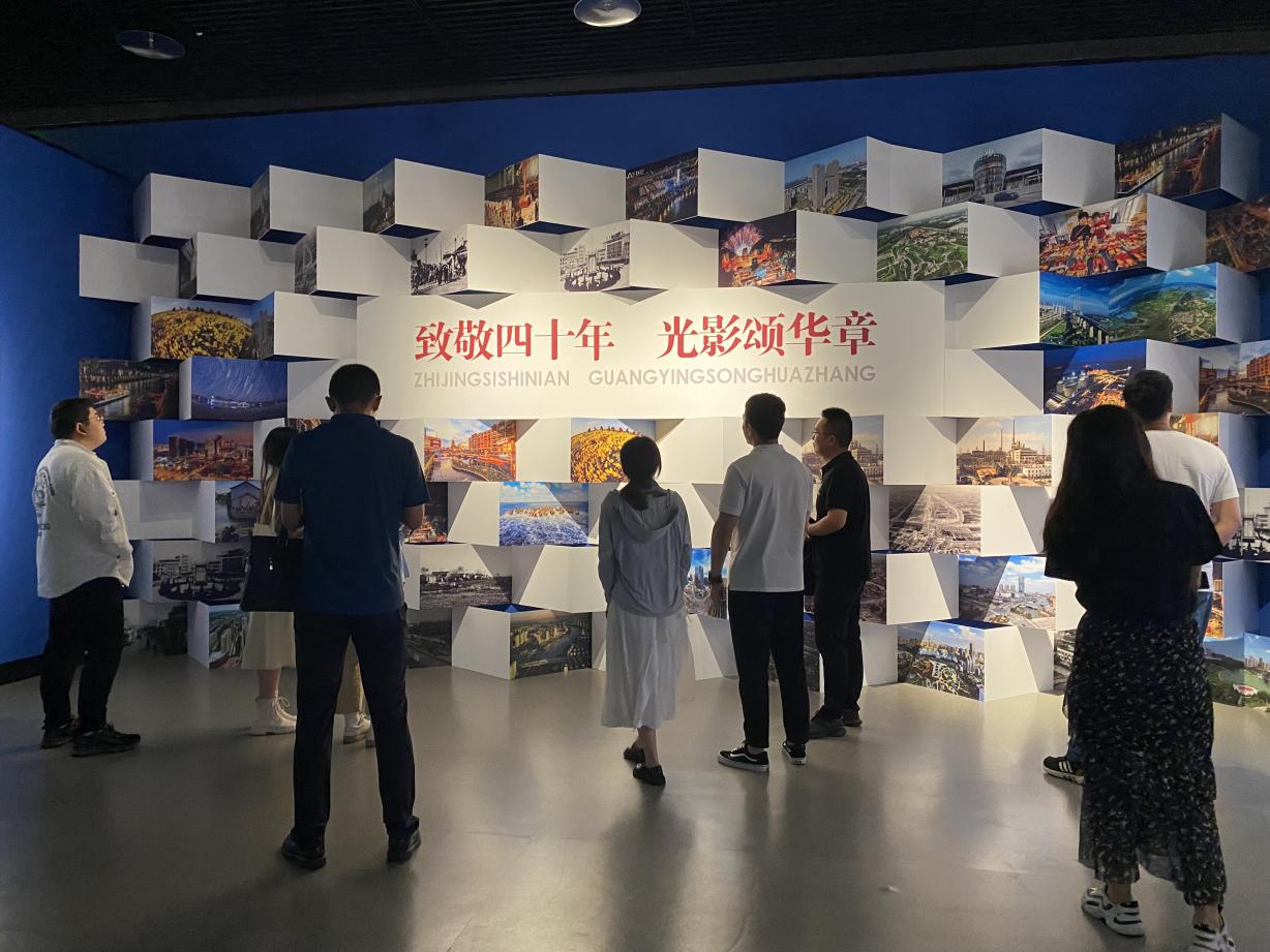 集團(tuán)組織參觀鹽城建市四十周年圖片展.jpg